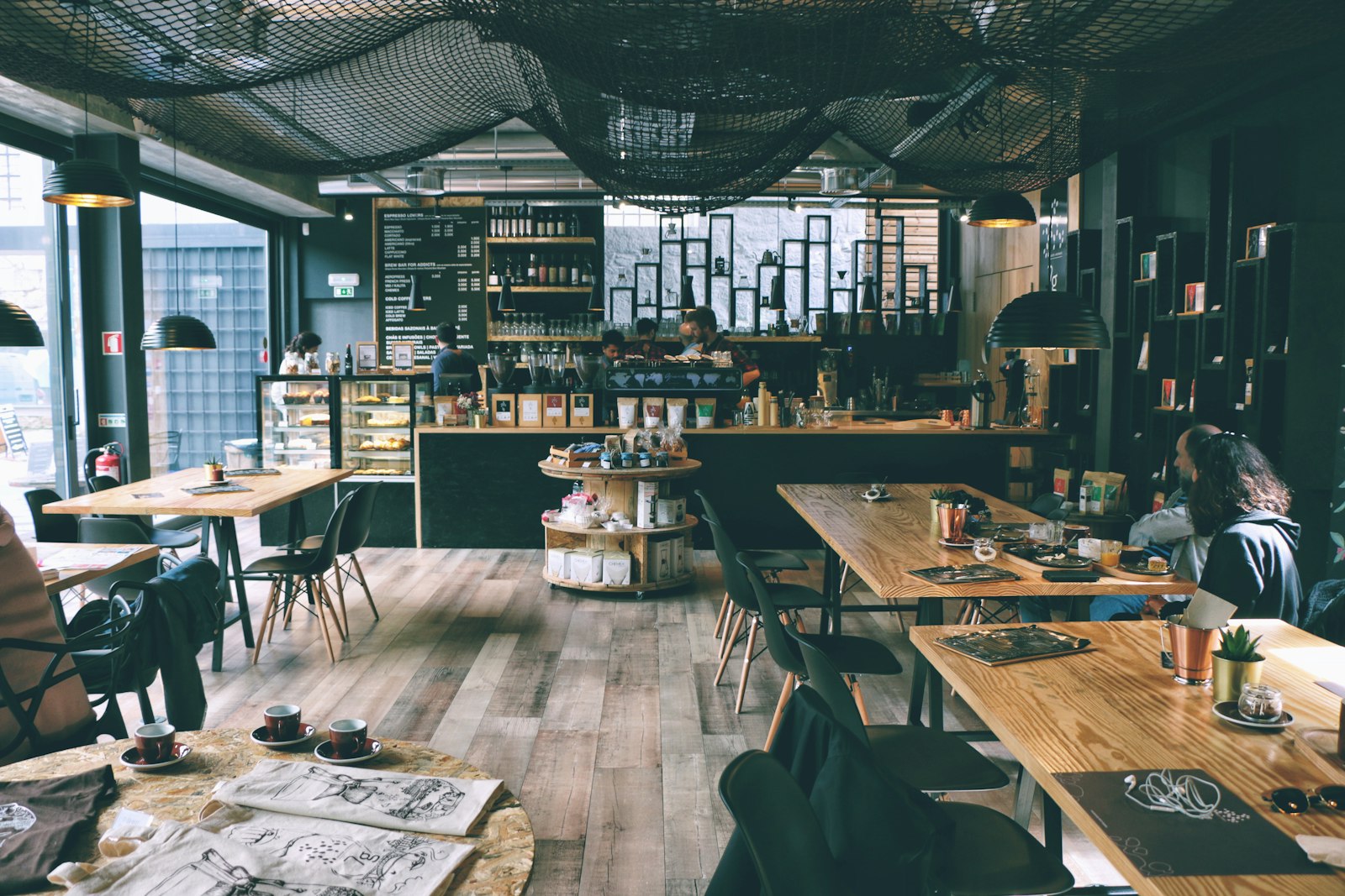El local: barra de specialty, madera y gente trabajando