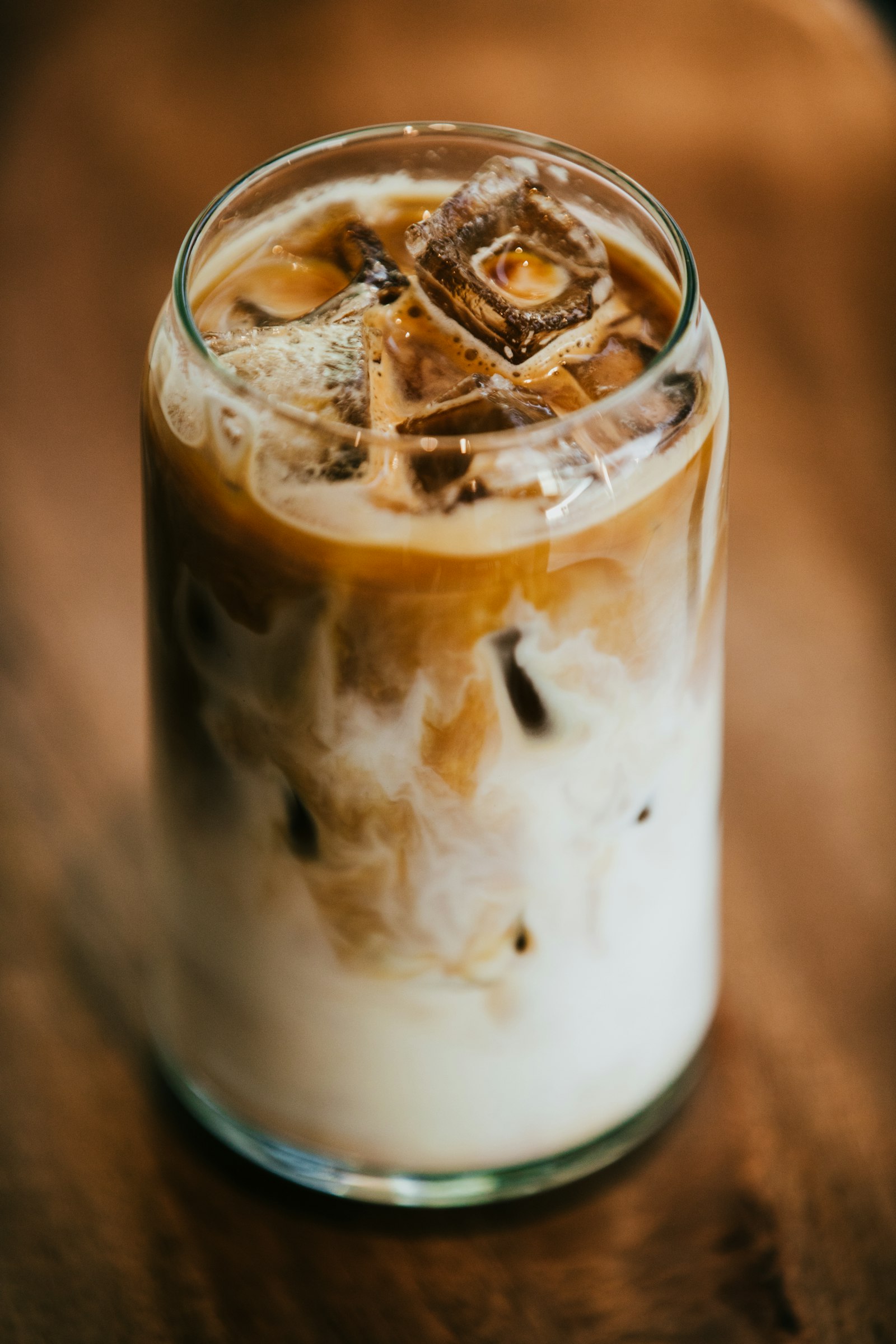 Iced latte en vaso de vidrio